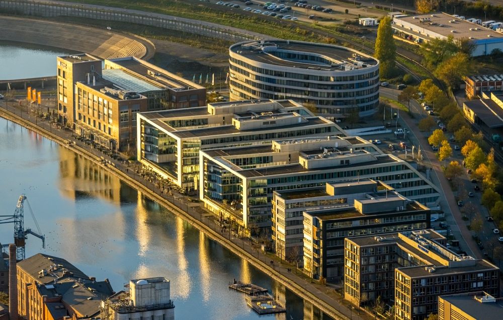 Luftaufnahme Duisburg - Gewerbegebiet mit Blick auf die Geschäftsgebäude am Ufer des Innenhafen entlang der Schifferstraße in Duisburg im Bundesland Nordrhein-Westfalen, Deutschland