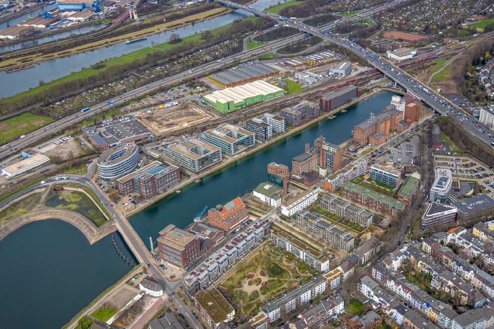 Luftaufnahme Duisburg - Gewerbegebiet mit Blick auf die Geschäftsgebäude am Ufer des Innenhafen entlang der Schifferstraße in Duisburg im Bundesland Nordrhein-Westfalen, Deutschland
