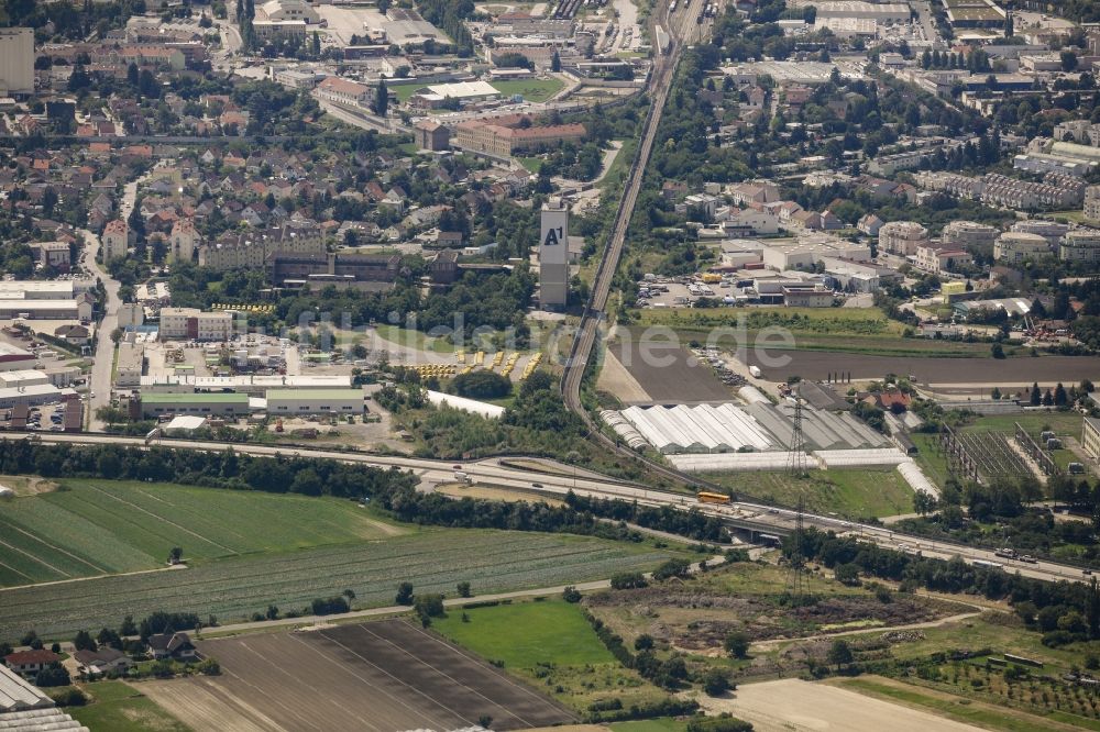 Luftaufnahme Schwechat - Gewerbegebiet entlang der Bundesautobahn A4 (Ostautobahn) in Schwechat in Niederösterreich, Österreich