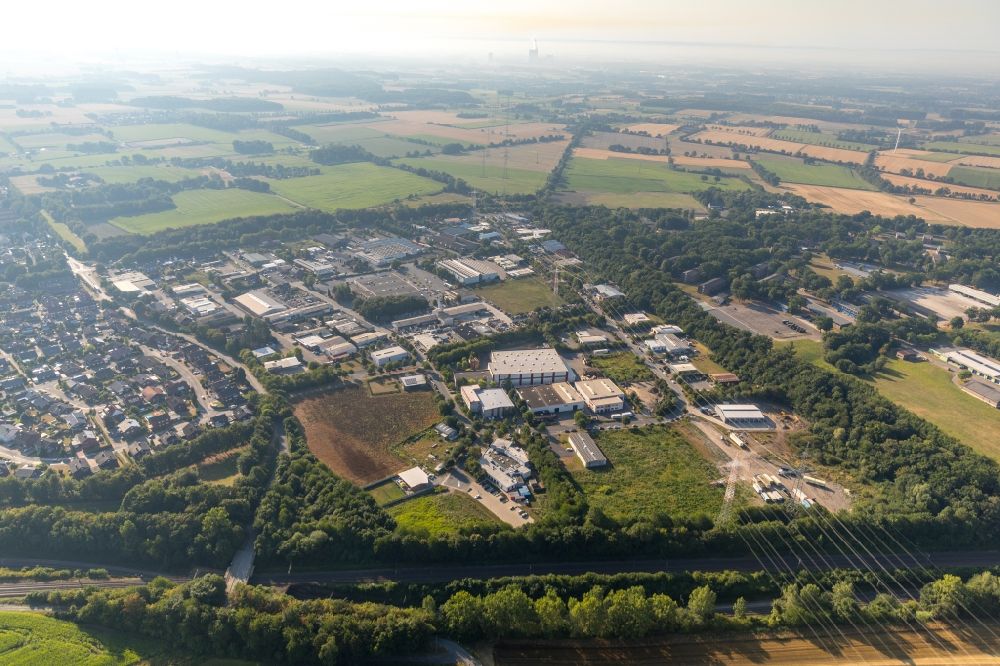 Luftbild Ahlen - Gewerbegebiet entlang der Bunsenstraße - Kleiwellenfeld in Ahlen im Bundesland Nordrhein-Westfalen, Deutschland