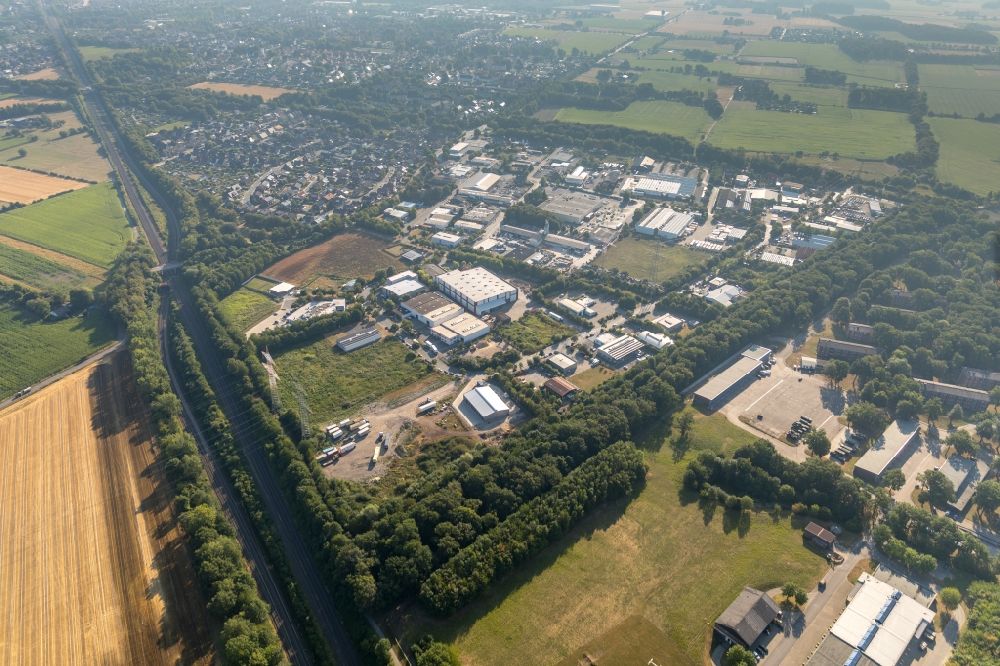 Luftaufnahme Ahlen - Gewerbegebiet entlang der Bunsenstraße - Kleiwellenfeld in Ahlen im Bundesland Nordrhein-Westfalen, Deutschland