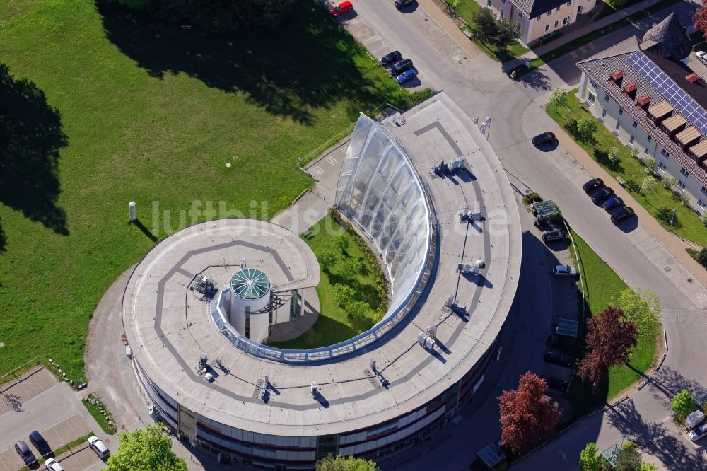 Luftbild Bad Tölz - Gewerbegebiet und Firmenansiedlung FlintCenter mit schneckenförmigem Gebäude in Bad Tölz im Bundesland Bayern, Deutschland