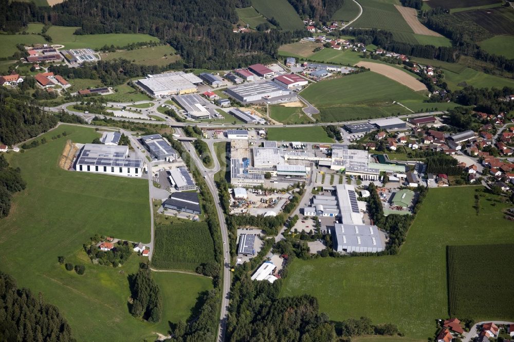 Luftaufnahme Hutthurm - Gewerbegebiet und Firmenansiedlung in Hutthurm im Bundesland Bayern, Deutschland