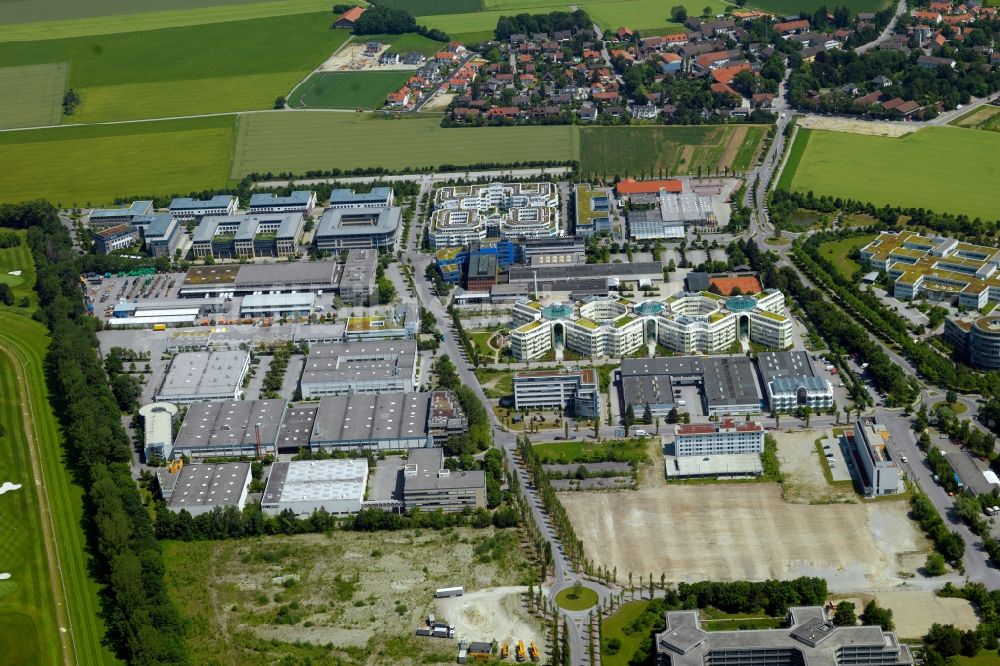Aschheim aus der Vogelperspektive: Gewerbegebiet und Firmenansiedlung mit Neugebäuden und Hotelgebäuden in Dornach im Bundesland Bayern