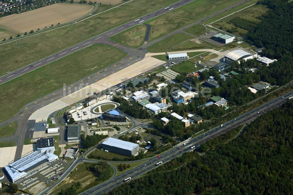 Luftaufnahme Braunschweig - Gewerbegebiet am Flughafen im Ortsteil Waggum in Braunschweig im Bundesland Niedersachsen, Deutschland