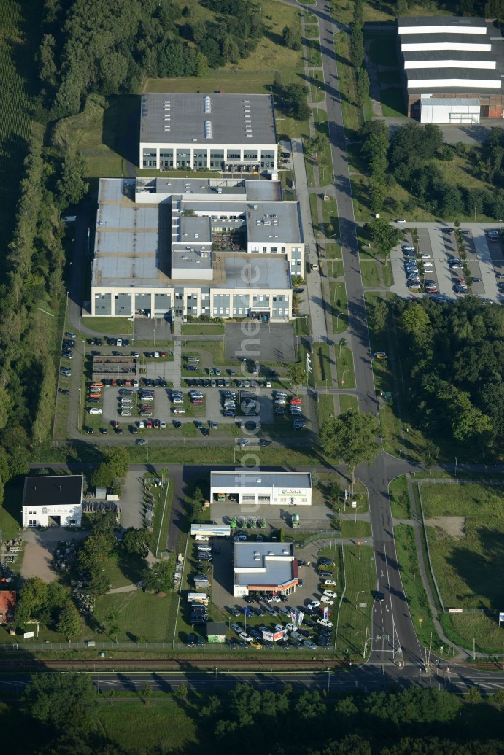 Luftaufnahme Rathenow - Gewerbegebiet Heidefeld und Produktionsstandort von Fielmann im Süden von Rathenow im Bundesland Brandenburg