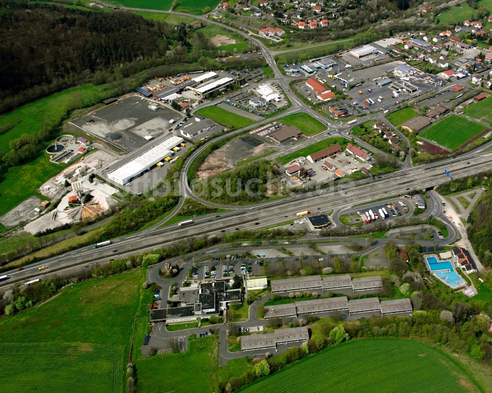 Kirchheim von oben - Gewerbegebiet in Kirchheim an der BAB A7 im Bundesland Hessen, Deutschland