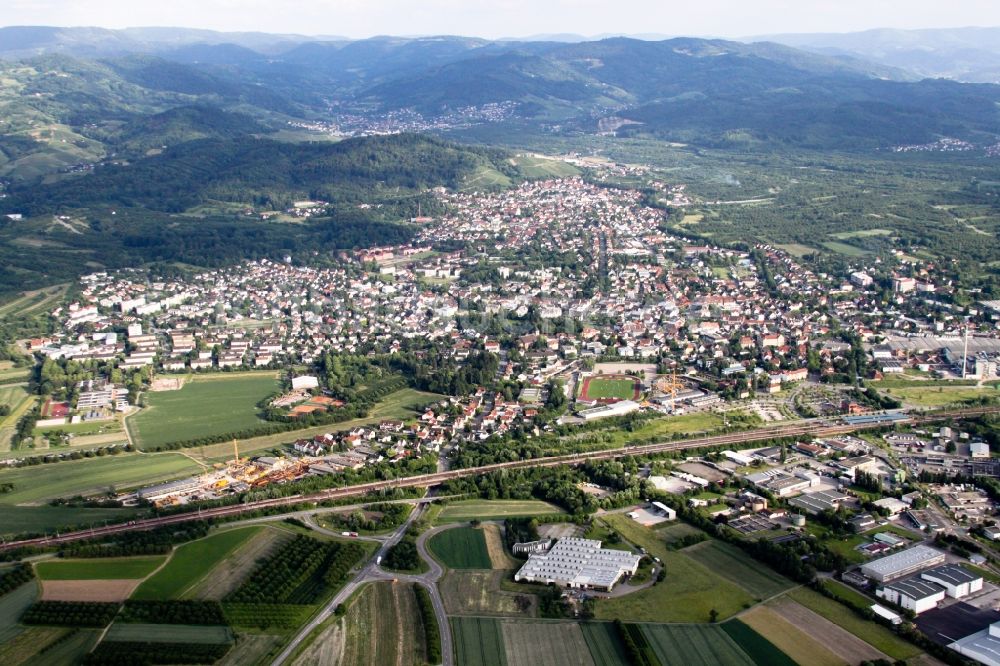 Luftaufnahme Achern - Gewerbegebiet an der B3 und Ortsansicht in Achern im Bundesland Baden-Württemberg