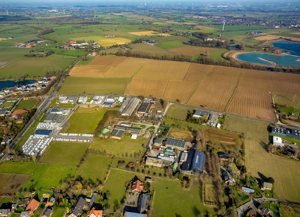 Luftbild Rees - Gewerbegebiet an der Rauhe Straße am östlichen Stadtrand von Rees im Bundesland Nordrhein-Westfalen