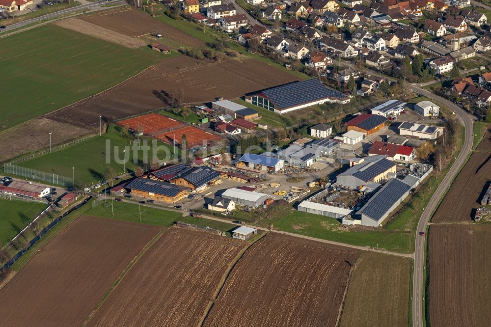 Luftaufnahme Ettenheim - Gewerbegebiet und Sportplatz Ortsteil Münchweier in Ettenheim im Bundesland Baden-Württemberg, Deutschland