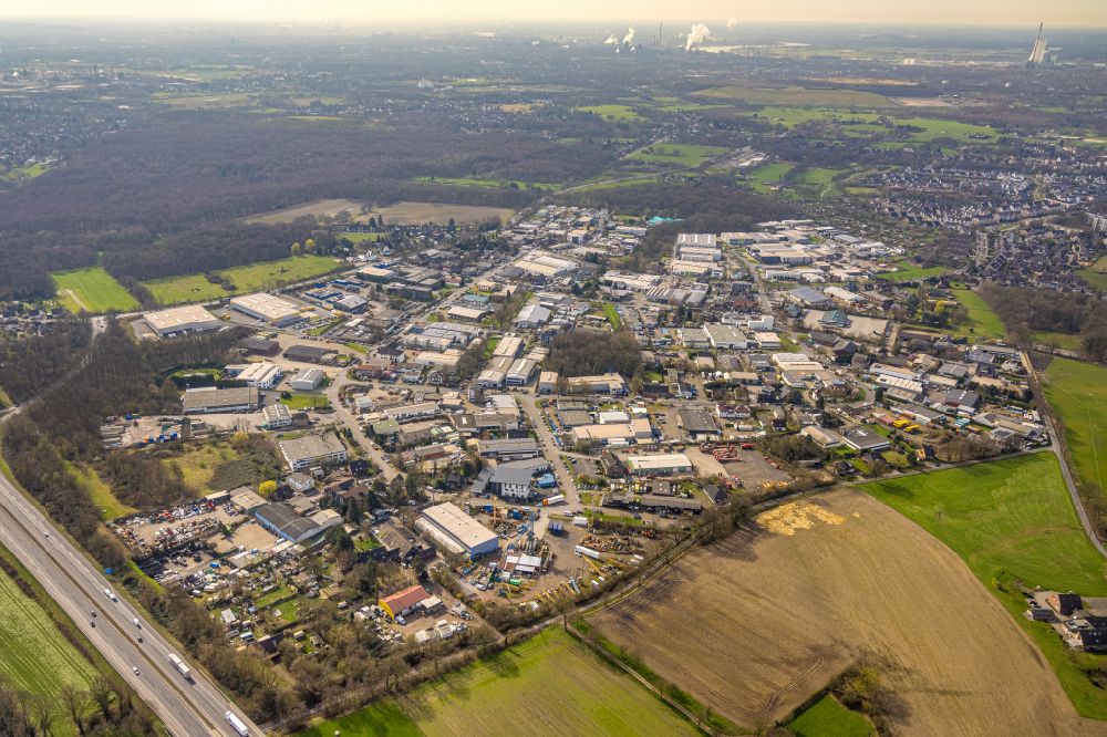 Luftaufnahme Dinslaken - Gewerbegebiet am Stadtrand in Dinslaken im Bundesland Nordrhein-Westfalen, Deutschland