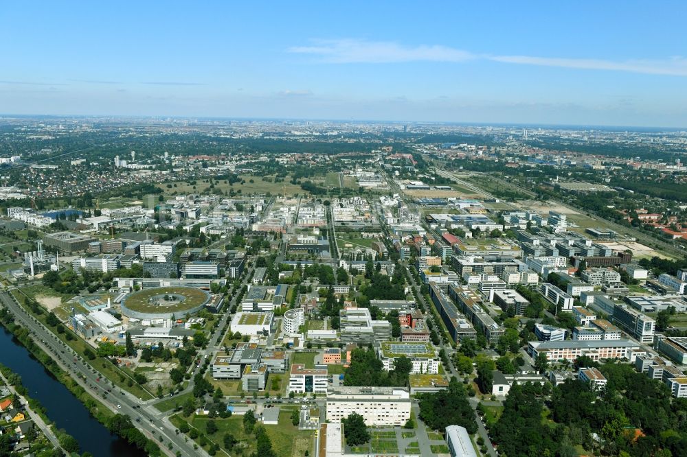 Berlin von oben - Gewerbegebiet - Wissenschafts- und Forschungsstandort WISTA entlang der Rudower Chaussee im Ortsteil Adlershof in Berlin