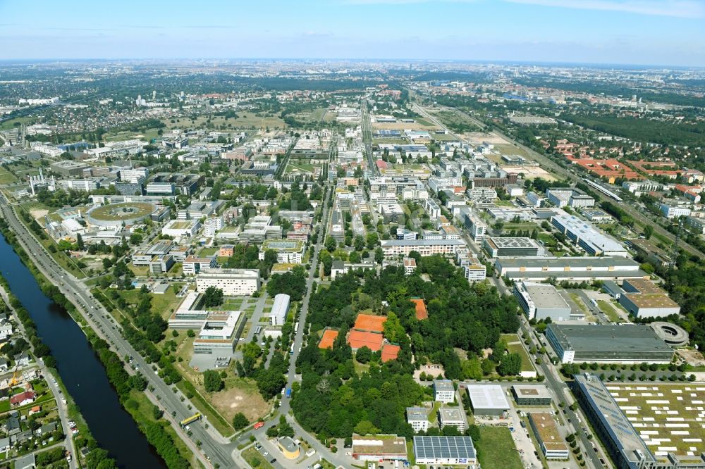Luftbild Berlin - Gewerbegebiet - Wissenschafts- und Forschungsstandort WISTA entlang der Rudower Chaussee im Ortsteil Adlershof in Berlin