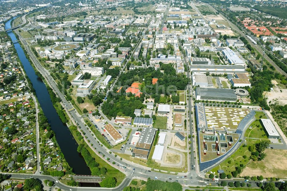 Luftaufnahme Berlin - Gewerbegebiet - Wissenschafts- und Forschungsstandort WISTA entlang der Rudower Chaussee im Ortsteil Adlershof in Berlin