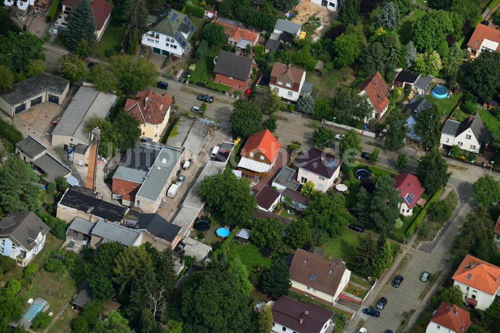 Luftbild Berlin - Gewerbegebäude im Wohngebiet einer Einfamilienhaus- Siedlung entlang des Erich-Baron-Weg im Ortsteil Mahlsdorf in Berlin, Deutschland