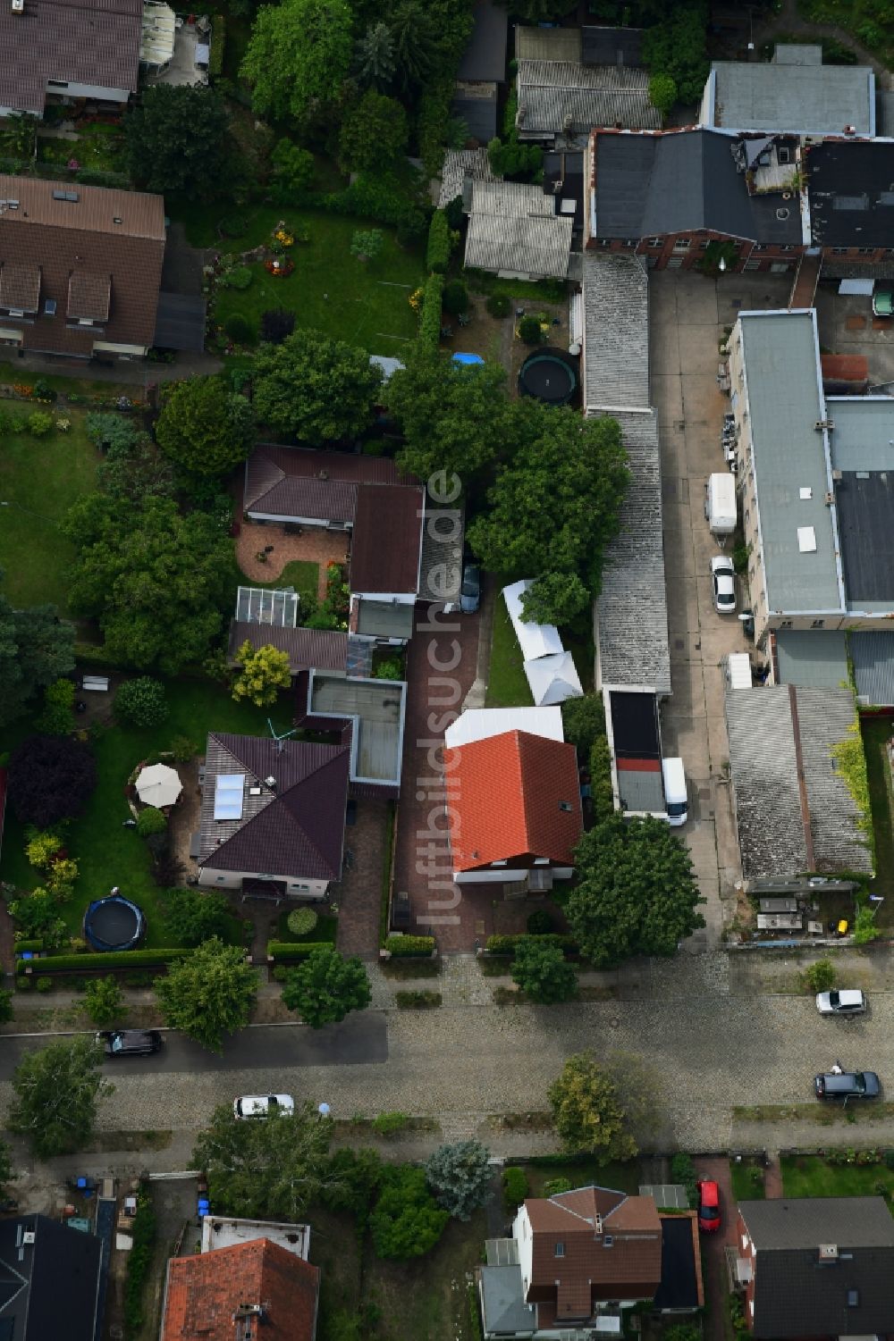 Luftbild Berlin - Gewerbegebäude im Wohngebiet einer Einfamilienhaus- Siedlung entlang des Erich-Baron-Weg im Ortsteil Mahlsdorf in Berlin, Deutschland