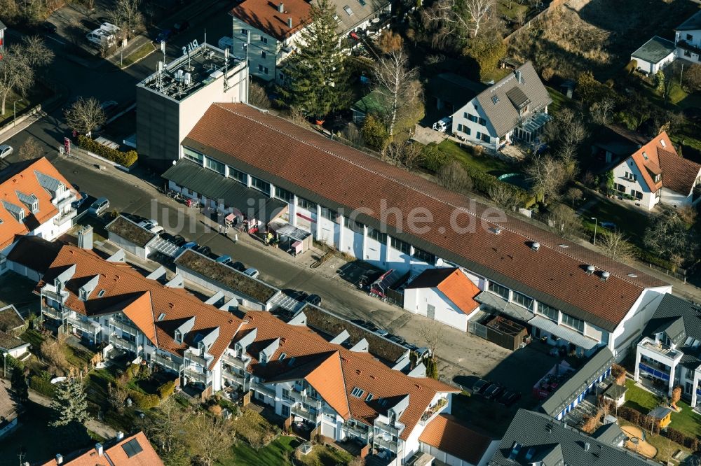 Luftbild Germering - Gewerbegebäude im Wohngebiet einer Einfamilienhaus- Siedlung Friedenstraße - Riestraße im Ortsteil Unterpfaffenhofen in Germering im Bundesland Bayern, Deutschland