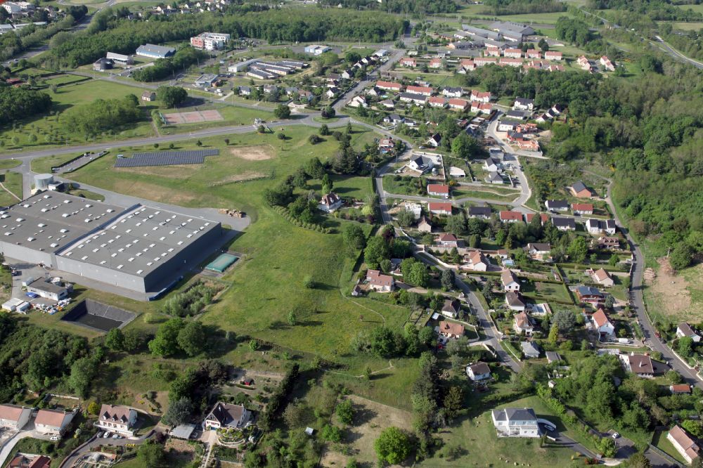 Luftaufnahme Gien - Gewerbegebäude im Wohngebiet einer Einfamilienhaus- Siedlung in Gien in Centre-Val de Loire, Frankreich