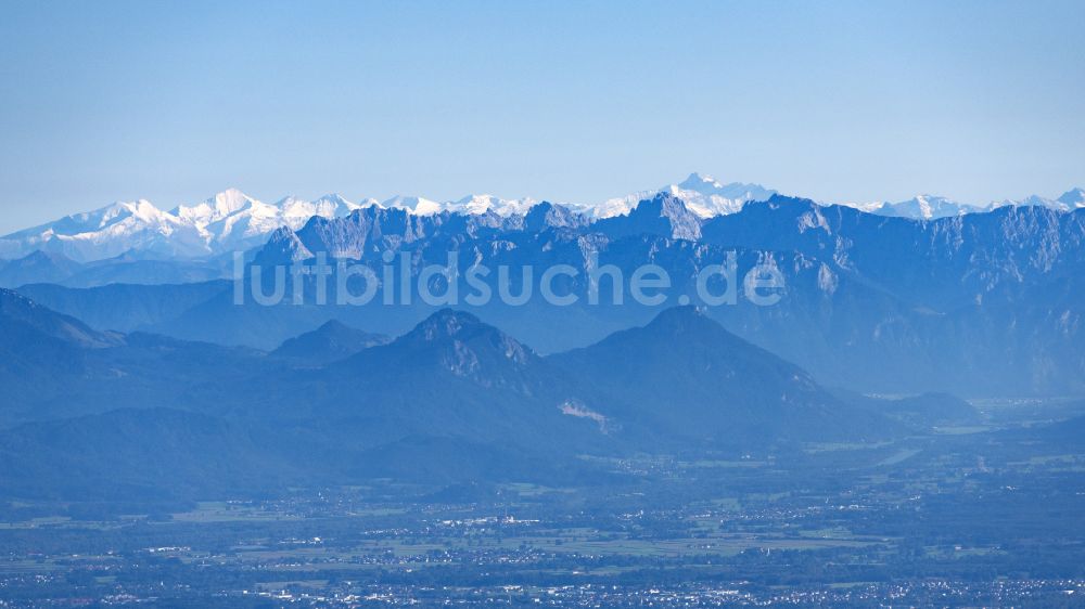 Luftaufnahme Innergschlöß - Gipfel der Alpen bis hin zum Großvenediger in der Felsen- und Berglandschaft in Innergschlöß in Tirol, Österreich