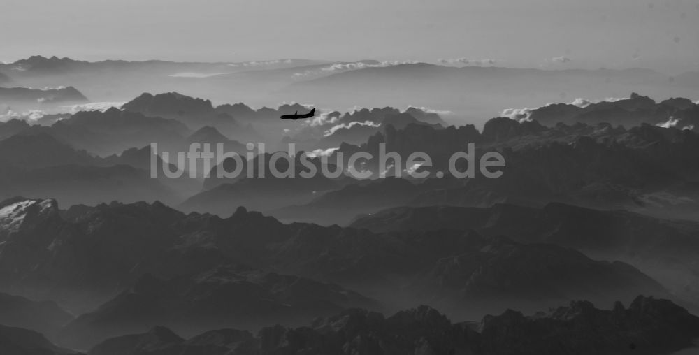 Luftaufnahme Inzell - Gipfel der Alpen in der Felsen- und Berglandschaft bei Inzell im Bundesland Bayern, Deutschland