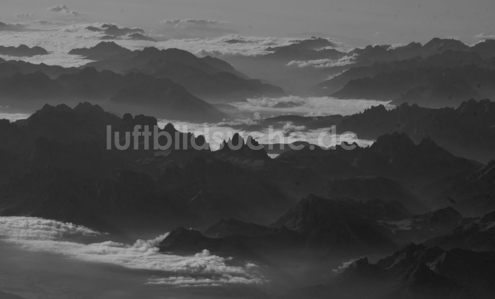 Inzell von oben - Gipfel der Alpen in der Felsen- und Berglandschaft bei Inzell im Bundesland Bayern, Deutschland
