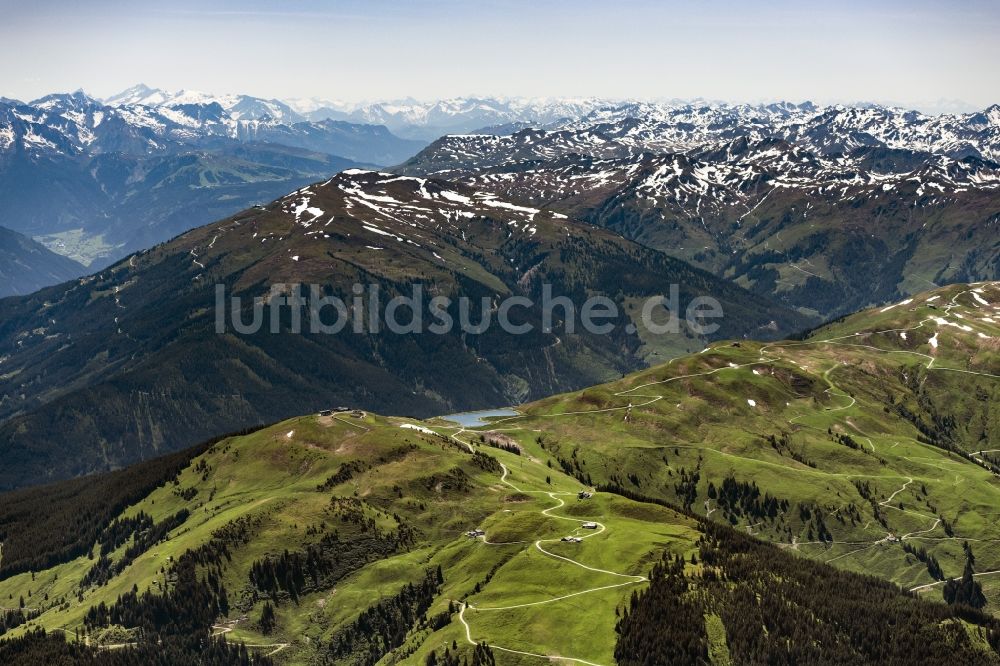 Kitzbühel aus der Vogelperspektive: Gipfel der Alpen in der Felsen- und Berglandschaft in Kitzbühel in Tirol, Österreich