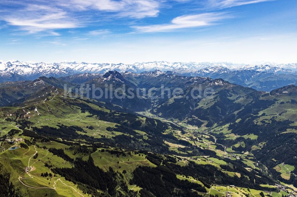 Luftbild Kitzbühel - Gipfel der Alpen in der Felsen- und Berglandschaft in Kitzbühel in Tirol, Österreich