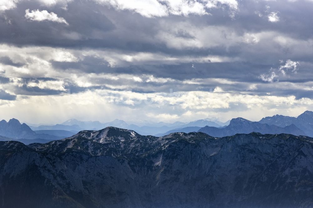 Sankt Konrad aus der Vogelperspektive: Gipfel der Alpen in der Felsen- und Berglandschaft in Sankt Konrad in Oberösterreich, Österreich
