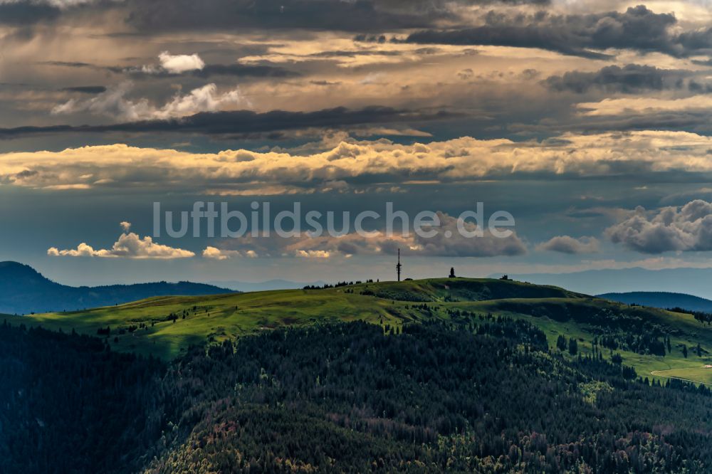 Feldberg (Schwarzwald) aus der Vogelperspektive: Gipfel und Berglandschaft in Feldberg (Schwarzwald) mit Feldbergturm im Bundesland Baden-Württemberg, Deutschland