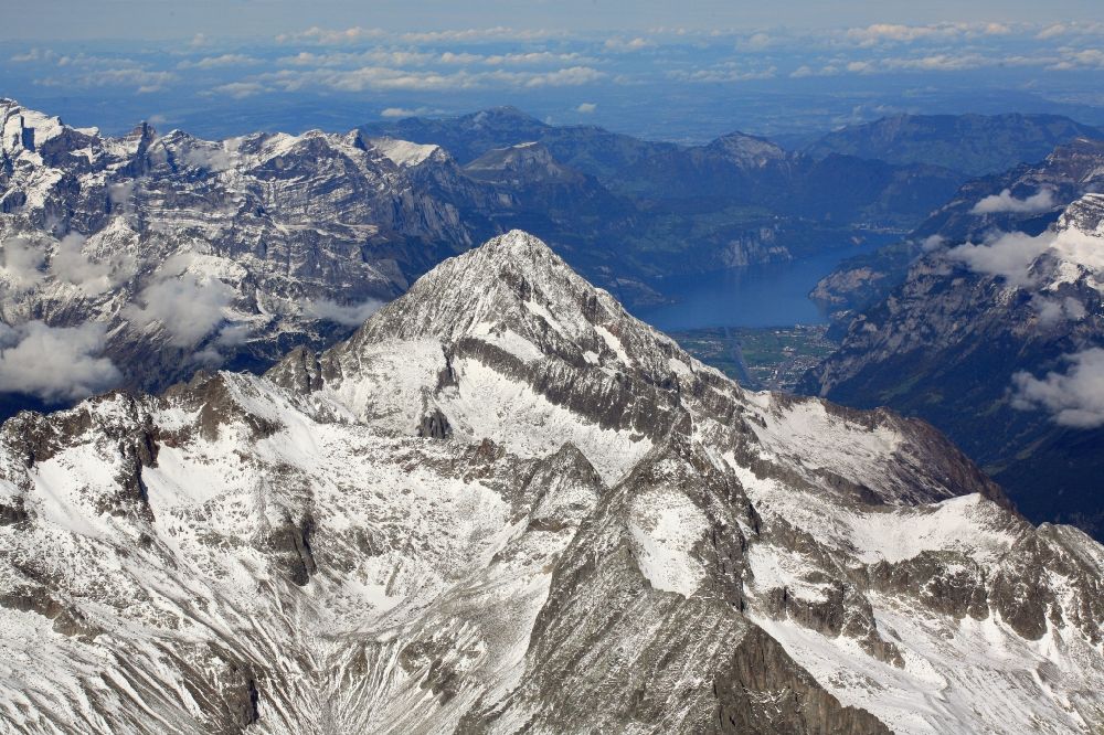 Luftaufnahme Silenen - Gipfel des Bristen in den Glarner Alpen in der Felsen- und Berglandschaft in Silenen im Kanton Uri, Schweiz