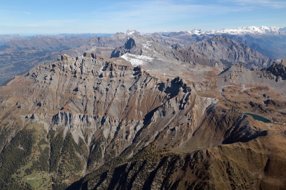 Lavey-Morcles von oben - Gipfel Dent de Morcles in den Schweizer Alpen in der Felsen- und Berglandschaft bei Lavey-Morcles im Kanton Vaud, Schweiz