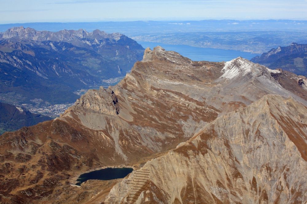Lavey-Morcles von oben - Gipfel Dents de Morcles mit Lac de Fully in den Schweizer Alpen in der Felsen- und Berglandschaft bei Lavey-Morcles im Kanton Vaud, Schweiz