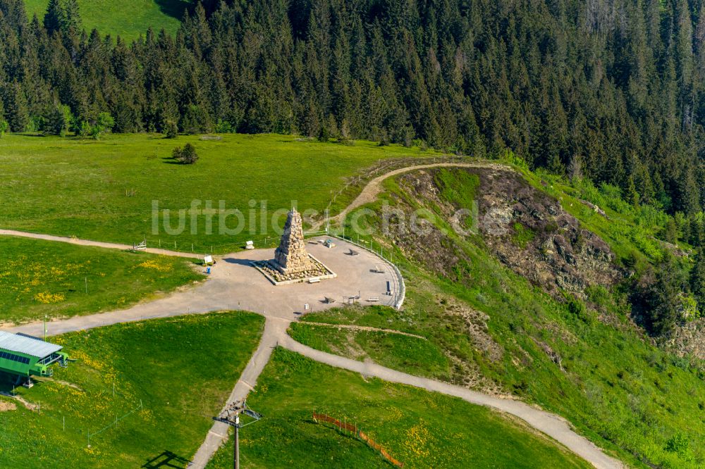 Luftbild Feldberg (Schwarzwald) - Gipfel des Feldberg mit Bismarckdenkmal in der Felsen- und Berglandschaft Seebuck in Feldberg (Schwarzwald) im Bundesland Baden-Württemberg