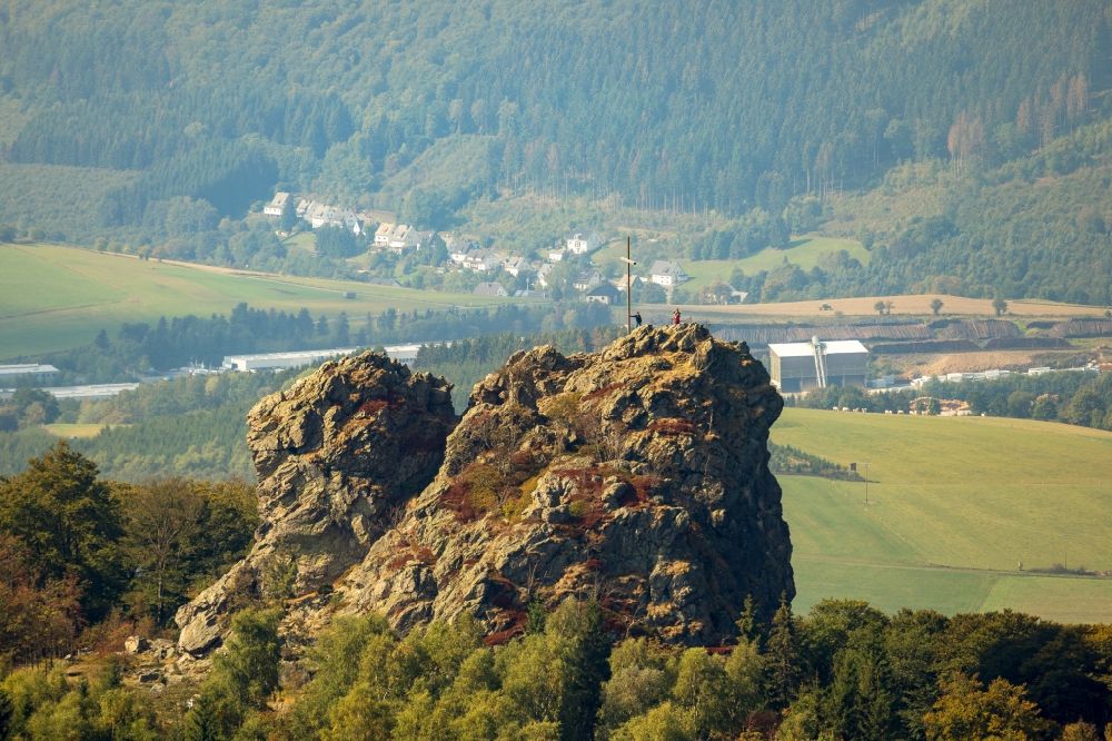 Luftaufnahme Olsberg - Gipfel der Feldstein - Landschaft Bruchhauser Steine in der Felsen- und Berglandschaft in Olsberg im Bundesland Nordrhein-Westfalen, Deutschland