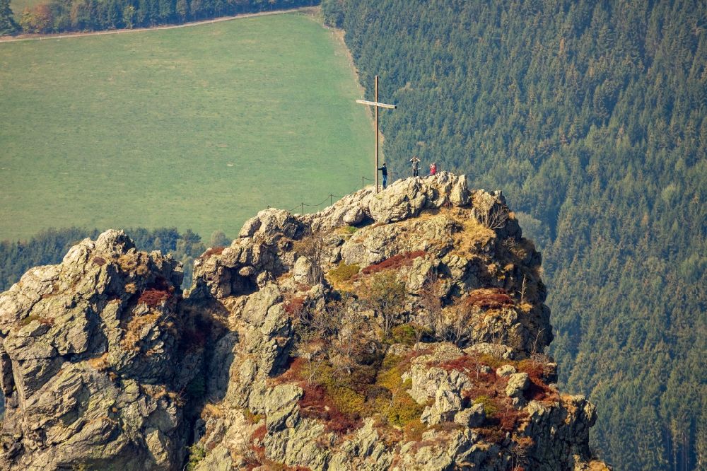 Olsberg von oben - Gipfel der Feldstein - Landschaft Bruchhauser Steine in der Felsen- und Berglandschaft in Olsberg im Bundesland Nordrhein-Westfalen, Deutschland