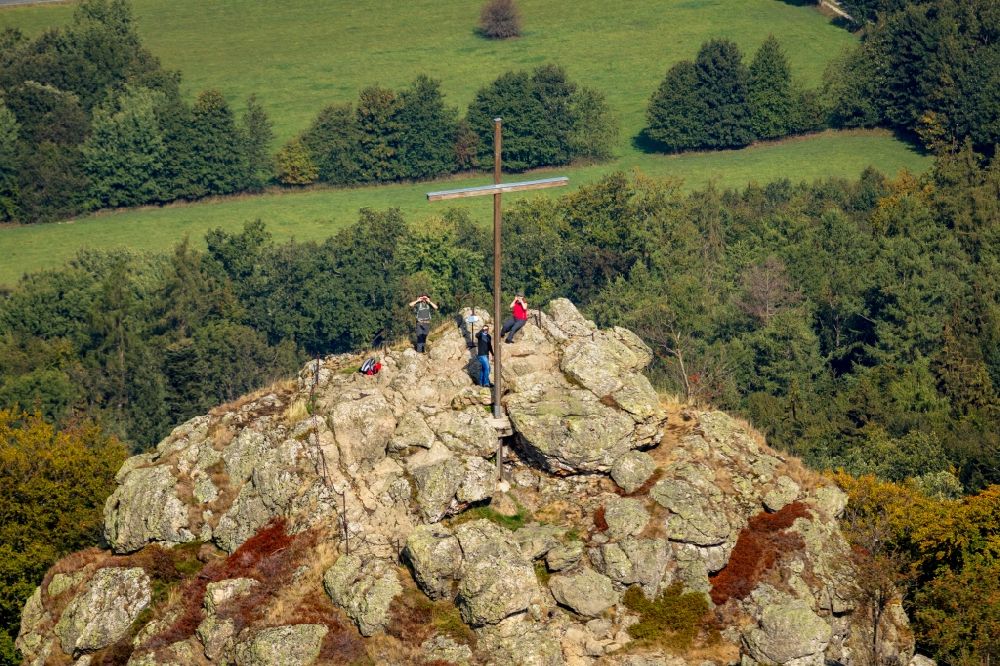 Luftbild Olsberg - Gipfel der Feldstein - Landschaft Bruchhauser Steine in der Felsen- und Berglandschaft in Olsberg im Bundesland Nordrhein-Westfalen, Deutschland