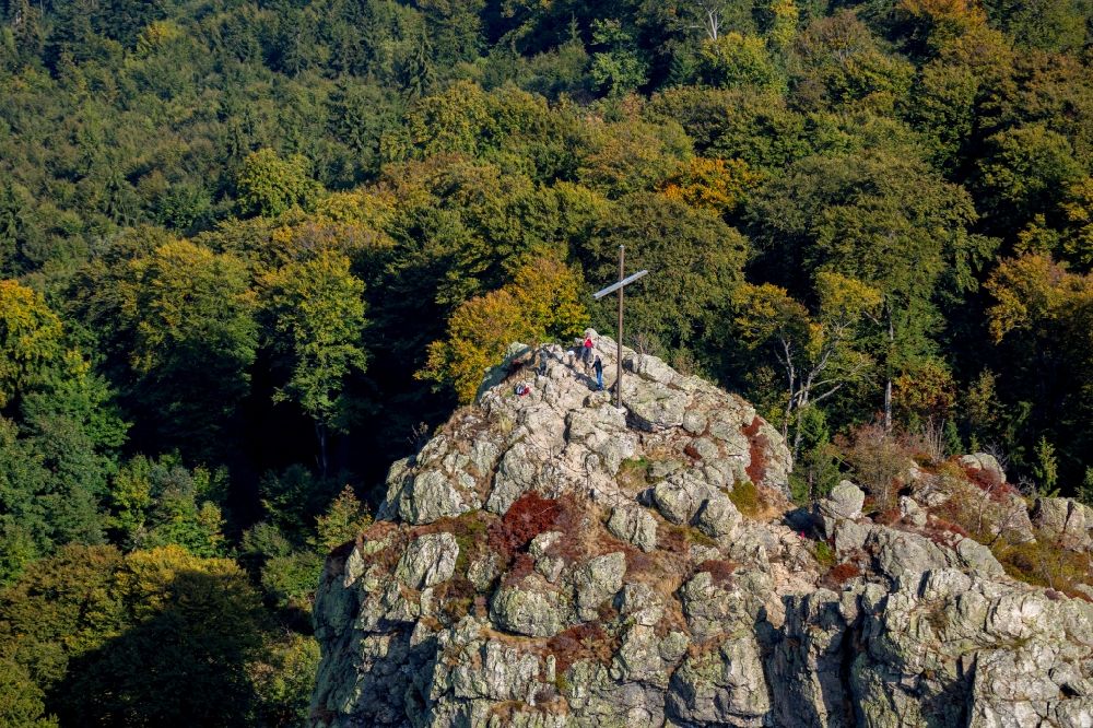 Luftaufnahme Olsberg - Gipfel der Feldstein - Landschaft Bruchhauser Steine in der Felsen- und Berglandschaft in Olsberg im Bundesland Nordrhein-Westfalen, Deutschland
