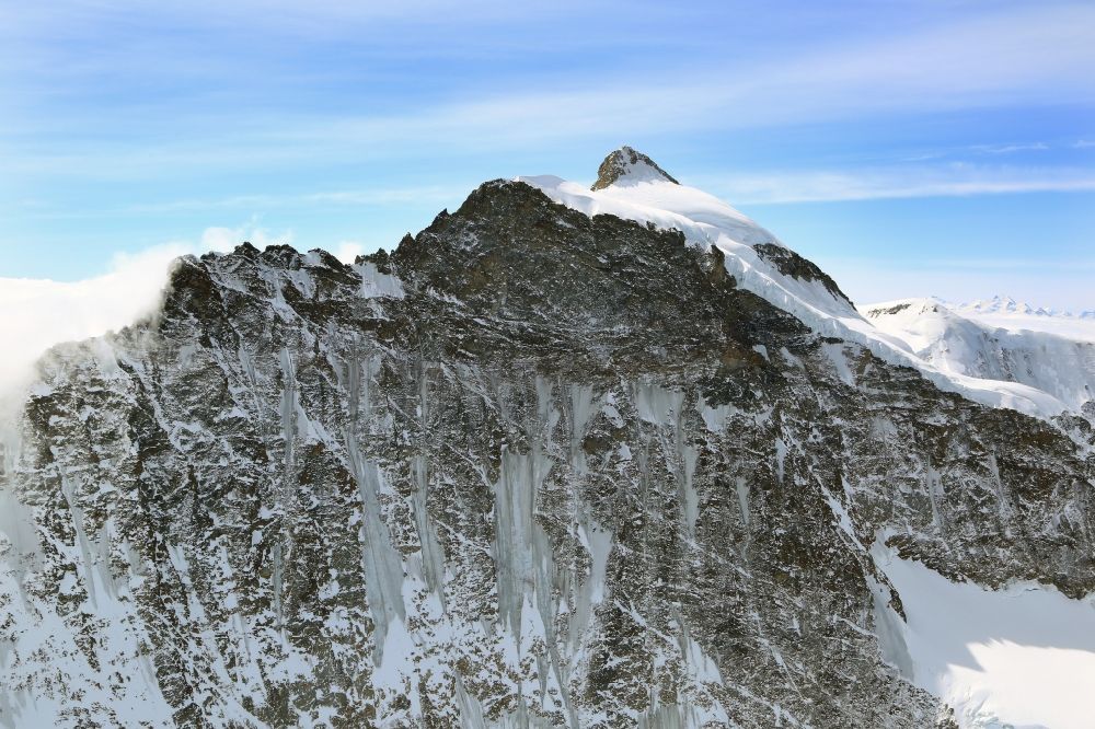 Lauterbrunnen aus der Vogelperspektive: Gipfel, Felsen- und Berglandschaft beim Massiv der Jungfrau in den Schweizer Alpen bei Lauterbrunnen in Bern, Schweiz