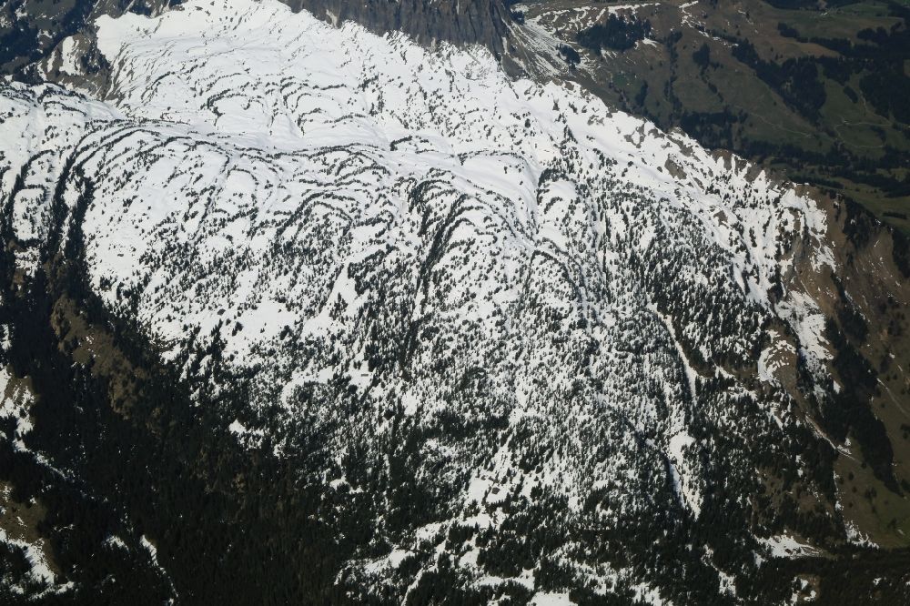 Luftaufnahme Eriz - Gipfel, Felsen- und Berglandschaft von den Berner Voralpen bei Eriz und Habkern in der Schweiz