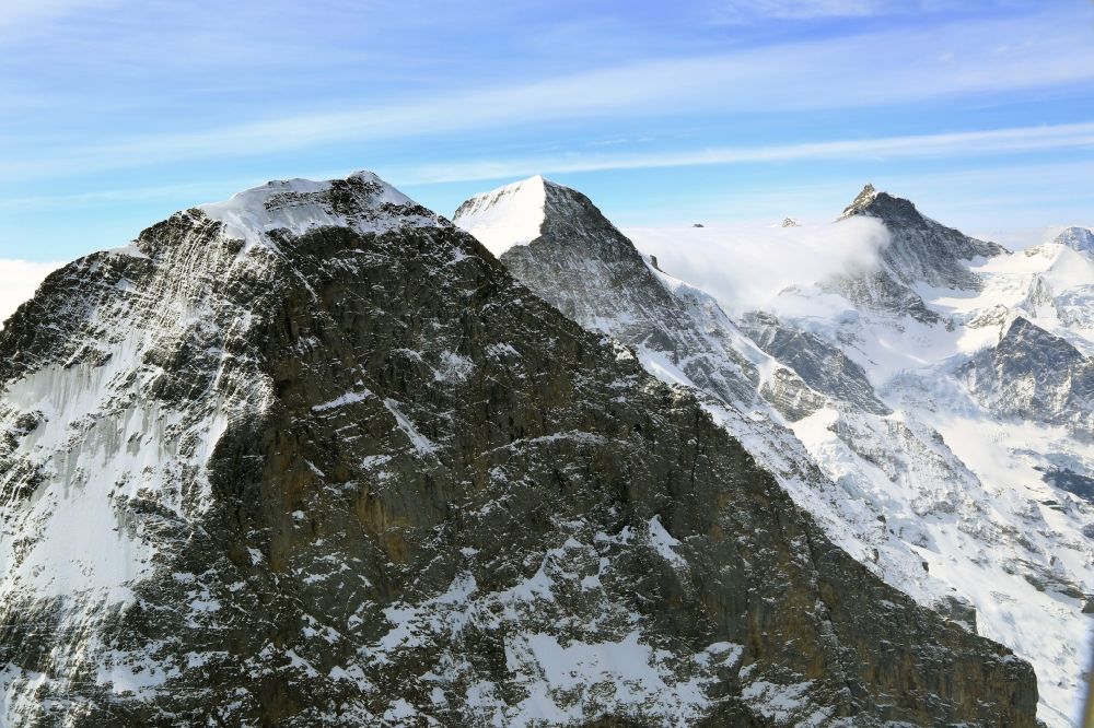 Grindelwald aus der Vogelperspektive: Gipfel, Felsen- und Berglandschaft von Eiger, Moench und Jungfrau in Grindelwald in Bern, Schweiz