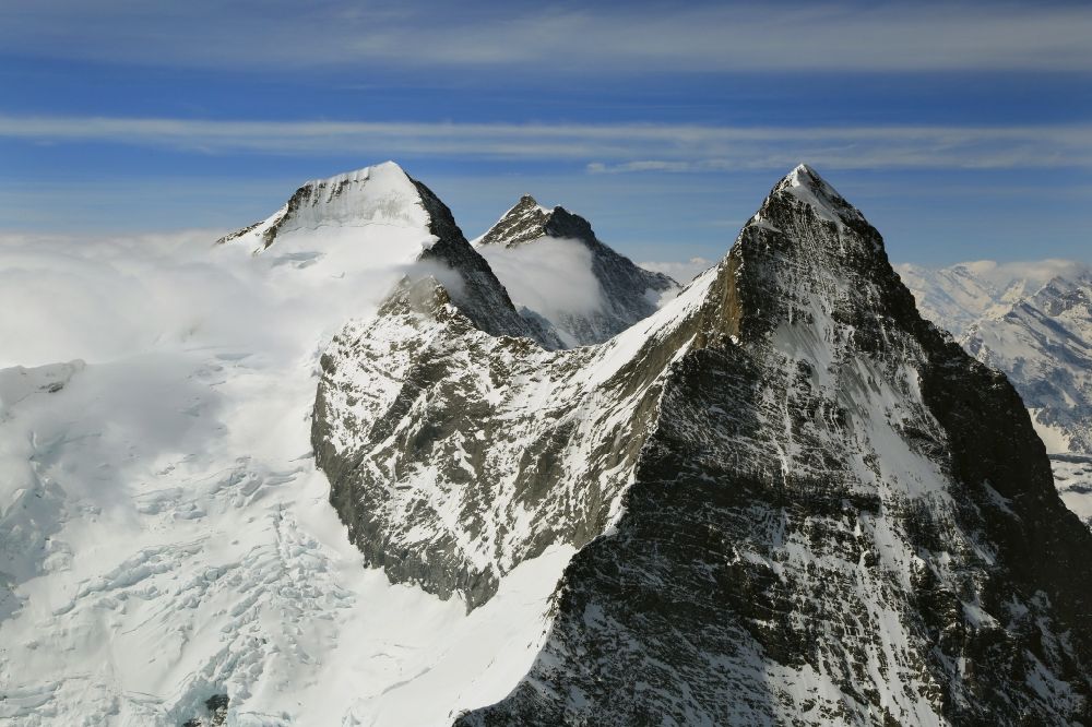 Luftbild Grindelwald - Gipfel, Felsen- und Berglandschaft von Eiger, Moench und Jungfrau in Grindelwald in Bern, Schweiz