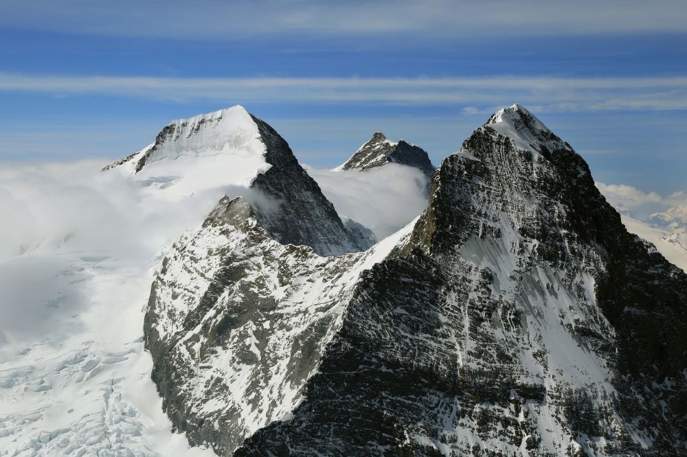 Luftaufnahme Grindelwald - Gipfel, Felsen- und Berglandschaft von Eiger, Moench und Jungfrau in Grindelwald in Bern, Schweiz