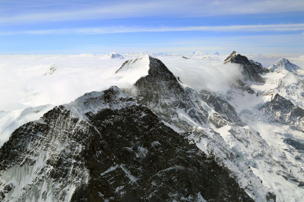 Luftbild Grindelwald - Gipfel, Felsen- und Berglandschaft von Eiger, Moench und Jungfrau in Grindelwald in Bern, Schweiz