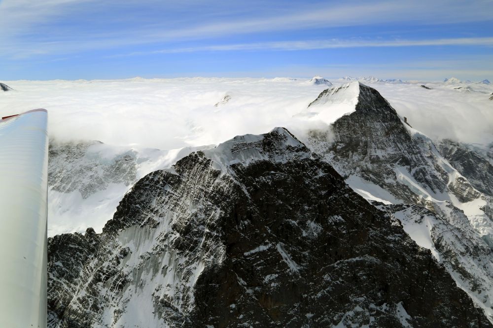 Luftaufnahme Grindelwald - Gipfel, Felsen- und Berglandschaft von Eiger, Moench und Jungfrau in Grindelwald in Bern, Schweiz