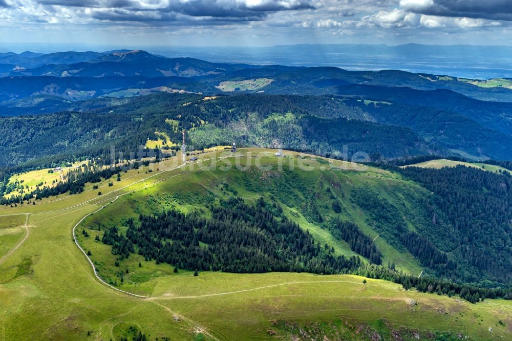 Luftbild Feldberg (Schwarzwald) - Gipfel in der Felsen- und Berglandschaft in Feldberg (Schwarzwald) im Bundesland Baden-Württemberg, Deutschland