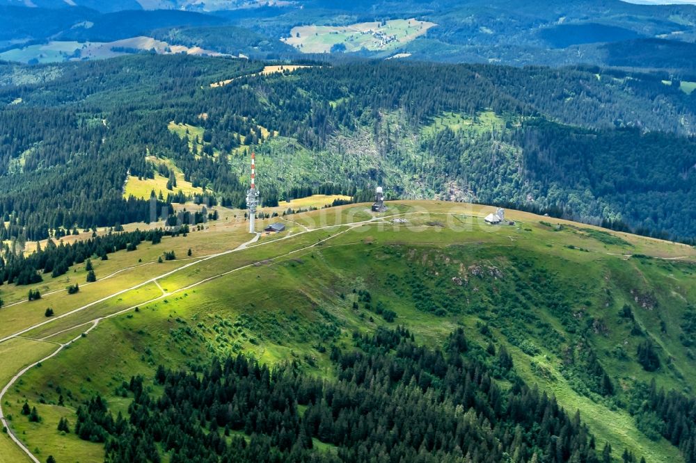 Luftaufnahme Feldberg (Schwarzwald) - Gipfel in der Felsen- und Berglandschaft in Feldberg (Schwarzwald) im Bundesland Baden-Württemberg, Deutschland