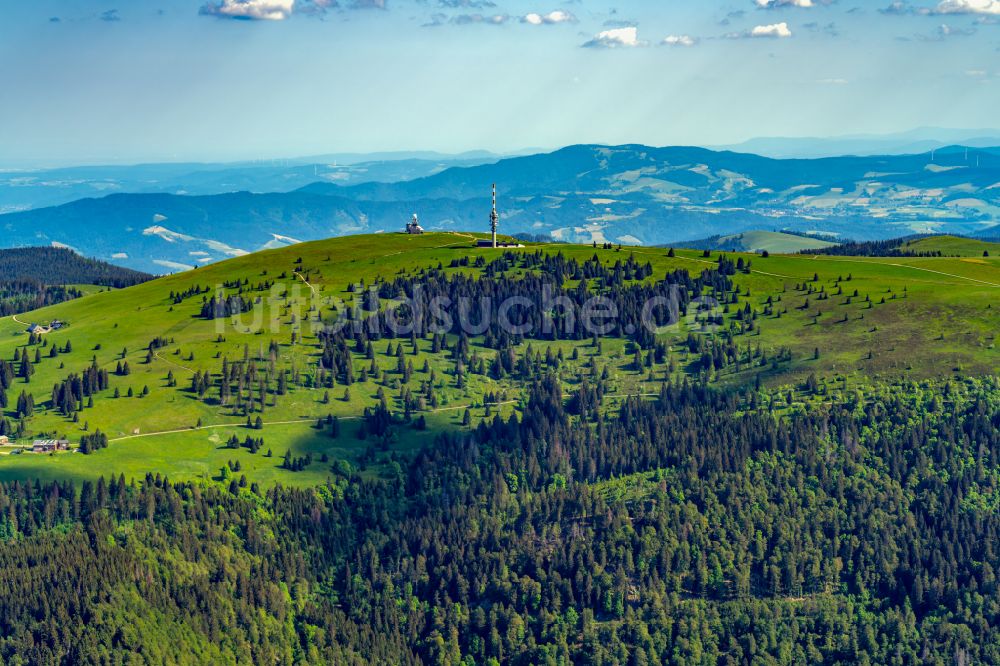 Feldberg (Schwarzwald) aus der Vogelperspektive: Gipfel in der Felsen- und Berglandschaft in Feldberg (Schwarzwald) im Bundesland Baden-Württemberg, Deutschland