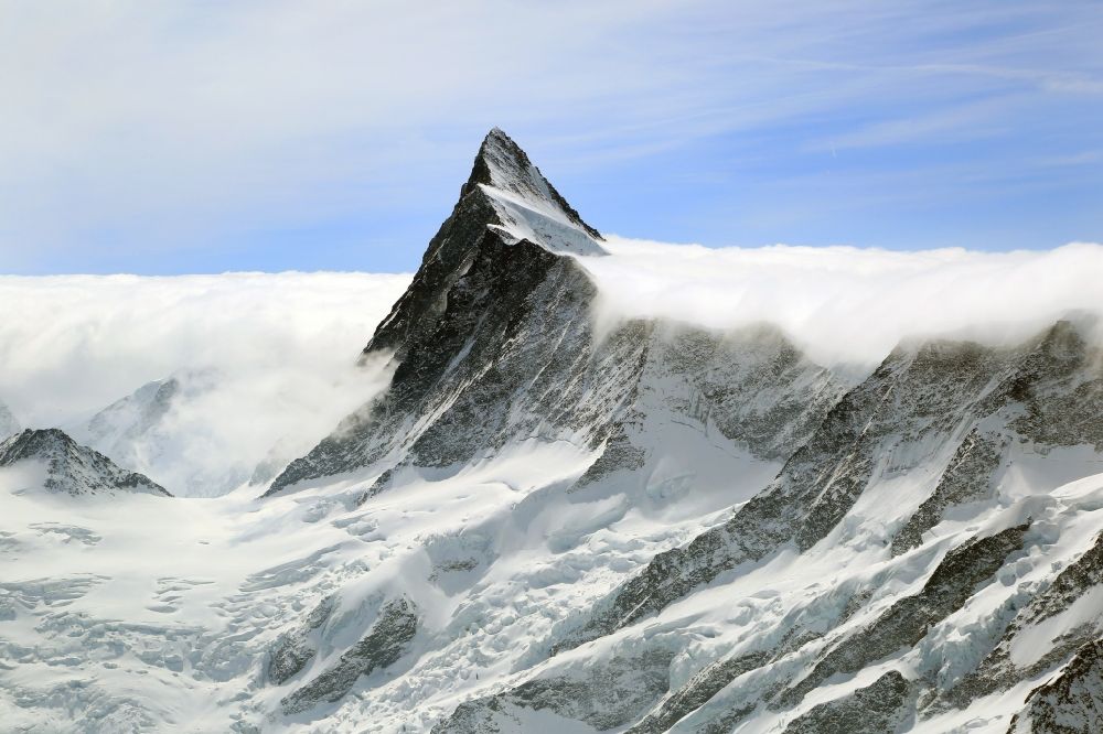 Grindelwald von oben - Gipfel, Felsen- und Berglandschaft vom Finsteraarhorn bei Grindelwald in den Berner Alpen, Schweiz