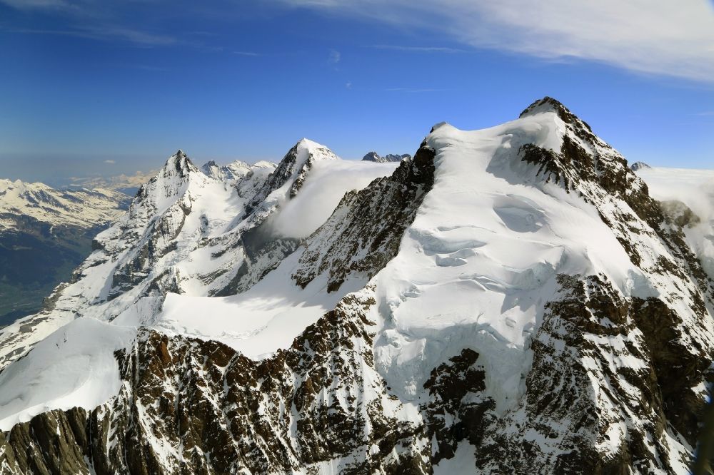Lauterbrunnen von oben - Gipfel, Felsen- und Berglandschaft von Jungfrau, Moench und Eiger in den Schweizer Alpen bei Lauterbrunnen und Grindelwald in den Berner Alpen, Schweiz