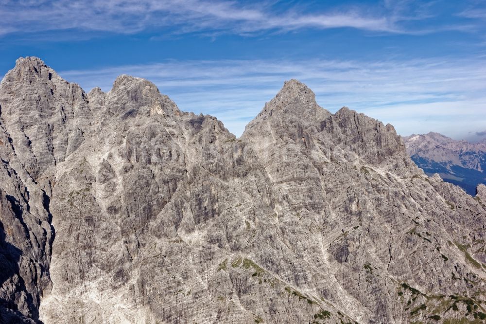 Sankt Ulrich am Pillersee von oben - Gipfel in der Felsen- und Berglandschaft der Loferer Steinberge in den Bundesländern Tirol und Salzburg